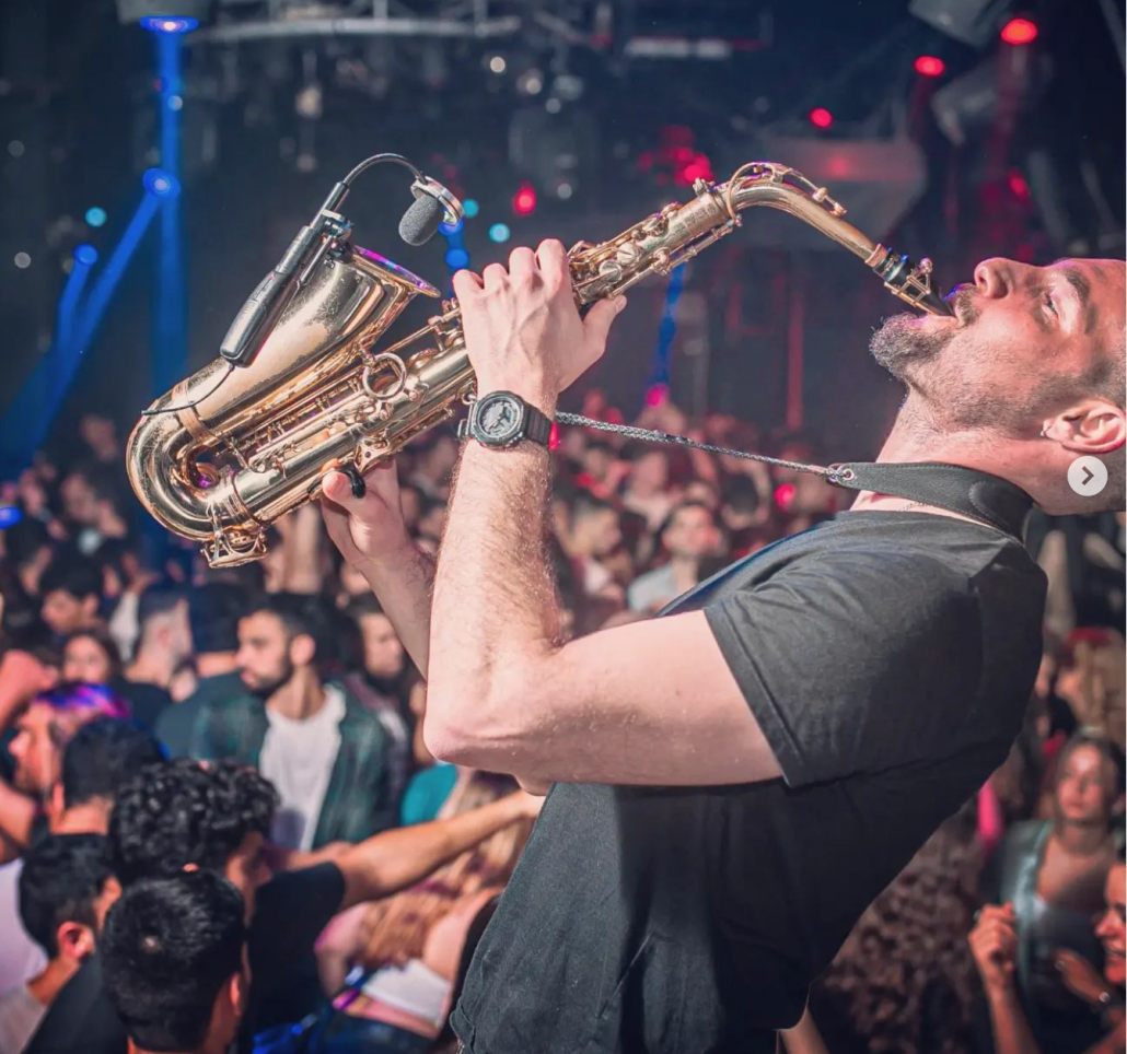 נדב בן עוזר סקסופוניסט לאירועים saxophone player wedding israel live on dj