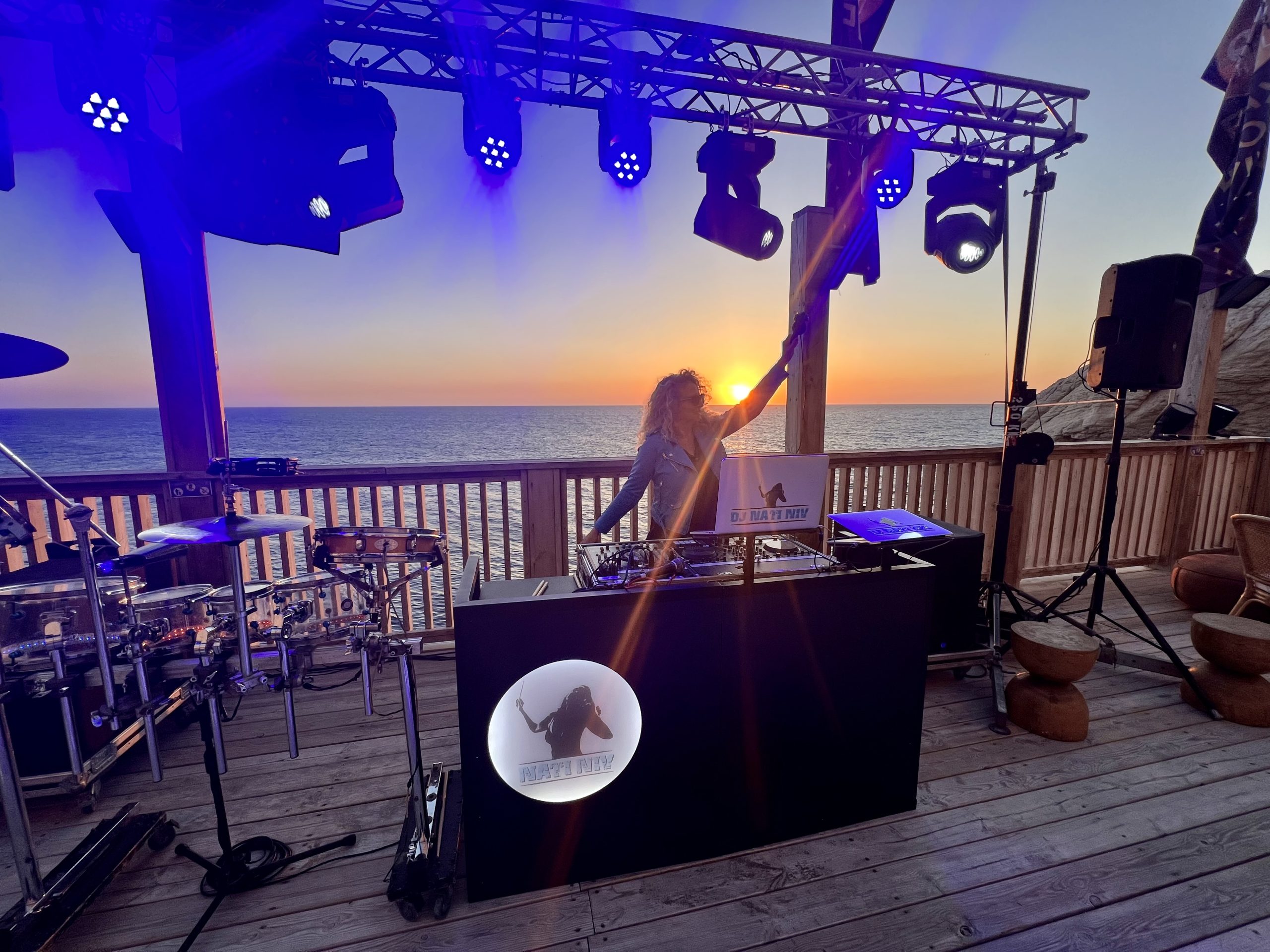 dj female best דיג׳יית תקליטנית אישה מעולה חתונה מסיבה בלונדינית מתופפת אירוע חברה ועדי עובדים